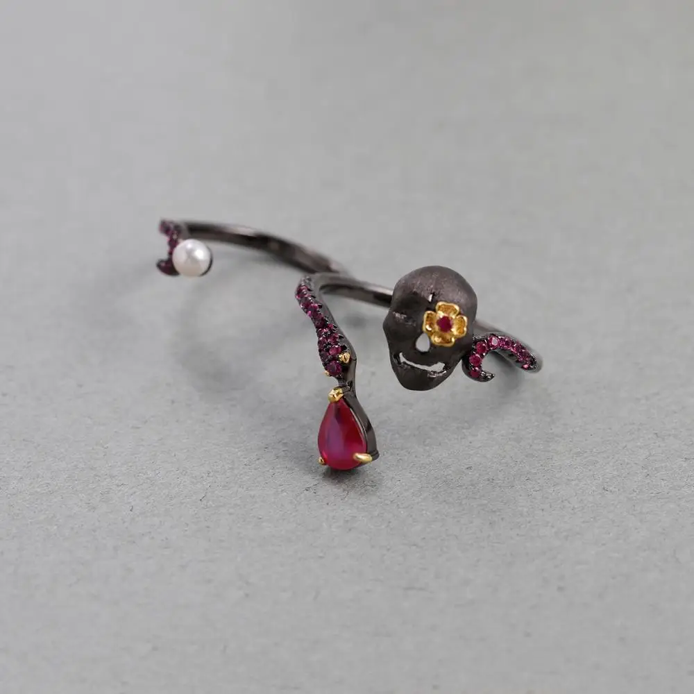 GEM'S BALLET Natural Ruby Gems - Gothic Skull Ring recensie en prijs